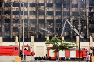 Per gaisrą Egipto policijos būstinėje sužeisti mažiausiai 38 žmonės