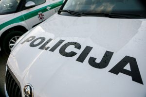 Vilniuje BMW automobilis rėžėsi į stulpą: vairuotojas iš įvykio vietos paspruko