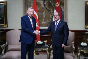 Po daug metų trukusios diplomatinės įtampos susitiko Turkijos ir Egipto prezidentai