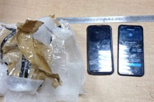 Marijampolės kalėjimo teritorijoje rastas paketas su telefonais