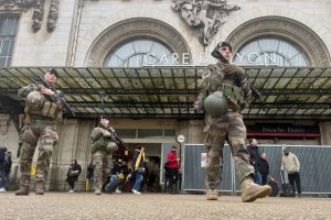 Paryžiaus geležinkelio stotyje peiliu sužaloti trys žmonės
