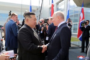 Kremlius: V. Putinas ir Kim Jong Unas vienas kitam padovanojo šautuvus