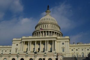 JAV Senatas priėmė pagalbos Ukrainai įstatymo projektą