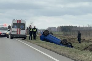 Avarija Panevėžio rajone: nuo kelio nuvažiavo ir apvirto neblaivaus vairuotojo automobilis