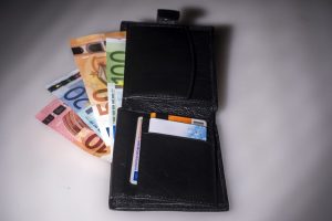 Kavinėje iš striukės kišenės ilgapirščiai pavogė per 2,6 tūkst. eurų