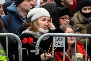 Tūkstančiai žmonių susirinko į A. Navalno laidotuves: „Mes tavęs nepamiršime!“