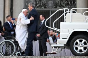 Popiežius akivaizdžiai susiduria su sveikatos problemomis