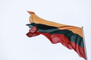 Klaipėdoje rasta Lietuvos vėliava su nulaužtu kotu