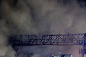 Aplinkosaugininkai tirs, kiek teršalų pateko į orą po gaisro sostinės automobilių sąvartyne