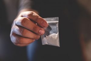 Australijoje kalėti nuteistas vyras, gabenęs žarnyne paslėptą 100 kokaino rutulėlių kontrabandą