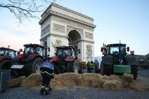 Prancūzijos ūkininkai protestuoja prie Triumfo arkos Paryžiuje