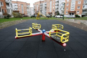 Brožynų gatvėje tvarkoma vaikų žaidimų aikštelė: darbai dar nebaigti?