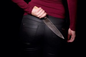 Akibrokštas Alytuje: neblaivi moteris peiliu sužalojo vyrą