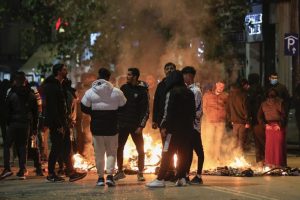 Graikijos policijai pašovus romų paauglį kilo riaušės: degė užtvaros, svaidyti molotovo kokteiliai