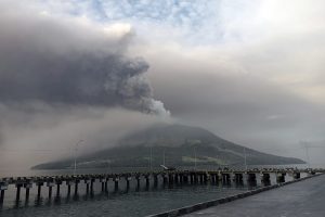 Indonezijoje išsiveržus ugnikalniui evakuojama tūkstančiai žmonių