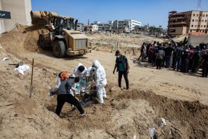 Izraelis neigia, kad jo kariai laidojo palestiniečius masinėje kapavietėje Gazos Ruože
