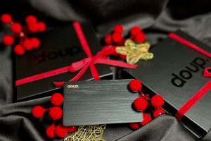 Aprišk „Doup“ kaspinu – Kalėdų proga padovanok skaitmeninę kortelę 