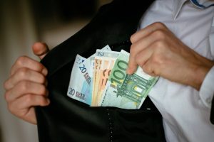 Byloje dėl korupcijos nustatant darbingumą paskirta baudų už 98 tūkst. eurų
