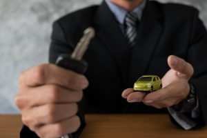 Siūlo sprendimą dėl piktybiškai baudų nemokančių vairuotojų: atsakytų automobilio savininkas 