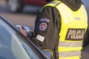 Neblaivus vairuotojas Marijampolės policininkui siūlė kyšį