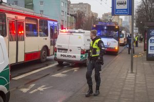 Vilniuje nukentėjo dvi moterys – aukštos įtampos laidas kliudė troleibusą ir „Lexus“
