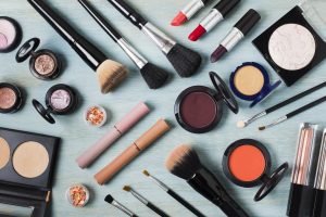 Seime stabdoma idėja drausti mikroplastikus kosmetikoje: laukia ES reguliavimo