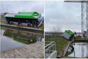  Incidentas Klaipėdoje: iš pavojingai pasvirusio autobuso į baseiną krito keleiviai