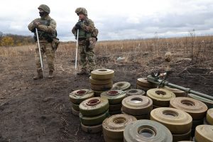 Ukrainoje dėl minų sprogimų žuvo 265 civiliai, o dar 587 buvo sužeisti