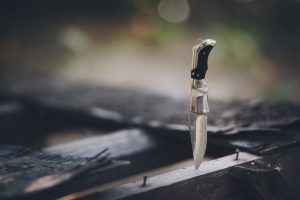 Molėtuose nepilnametis peiliu sužalojo jaunuolį