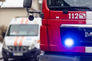 Naktį Panevėžyje liepsnojo daugiabutis: evakuoti septyni žmonės, viena moteris apsinuodijo dūmais