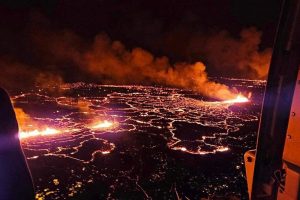 Islandijos pietvakariuose išsiveržė ugnikalnis: žmonės raginami prie jo nesiartinti