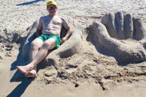 Entuziastas džiugina poilsiautojus smėlio skulptūromis
