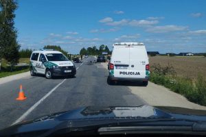 Klaipėdos rajone susidūrė motociklas ir BMW: uždarytas eismas