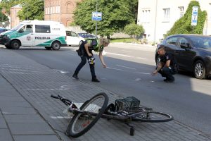 Klaipėdoje po automobilio ratais pateko brandaus amžiaus dviratininkas