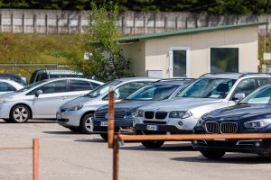Gariūnų parduodamų automobilių aikštelėje apvogti trys BMW