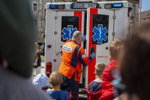 Vilniuje autobusui kliudžius į kelią išbėgusį vyrą nukentėjo du keleiviai: pėsčiasis pabėgo