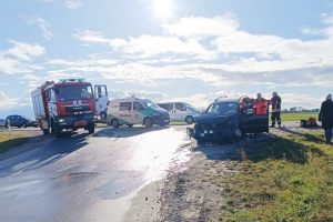 Kėdainių rajone – „Opel“ ir automobilvežio avarija: į medikų rankas perduoti du žmonės
