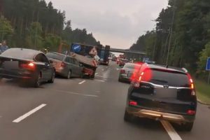 Vilniaus pakraštį kaustė masinė avarija: du vairuotojai nukentėjo