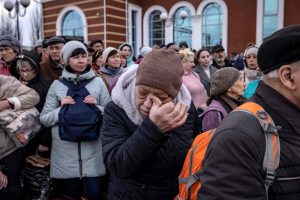 Raketų smūgio traukinių stotyje Kramatorske aukų skaičius išaugo iki 50-mt