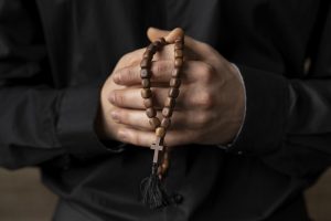 Šokiruojanti ataskaita: per 200 vaikų galėjo būti lytiškai išnaudoti dvasininkų