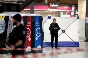Paryžiaus traukinių stotyje aštriu daiktu ginkluotas užpuolikas sužeidė 6 žmones