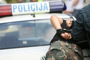 Vilniuje girtas smurtu įtariamas vyras pasipriešino pareigūnams