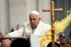 Iš ligoninės paleistas popiežius Pranciškus vadovauja Verbų sekmadienio apeigoms