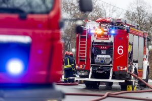 Vilniaus rajone per gaisrą sudegė sandėliukas ir du automobiliai