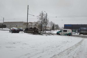 Kaune apsivertė girto ukrainiečio vairuotas automobilis: prireikė medikų pagalbos (papildyta)