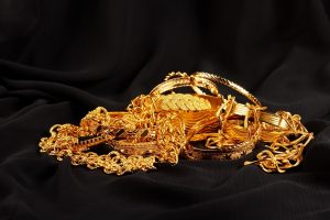 Vilniuje iš buto pavogti 28 tūkst. eurų ir aukso dirbiniai