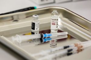 EVA patvirtino pirmąsias vakcinas nuo koronaviruso omikron atmainos
