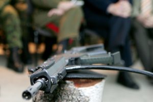Kariuomenei perduoti amerikietiški snaiperiniai šautuvai, belgiški kulkosvaidžiai