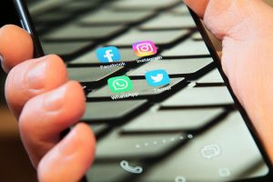 „Meta“ griežtina turinio ribojimus paaugliams platformose „Instagram“ ir „Facebook“