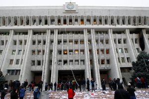 Kirgizijoje protestuotojai užėmė vyriausybės rūmus, išlaisvino kalintą eskprezidentą